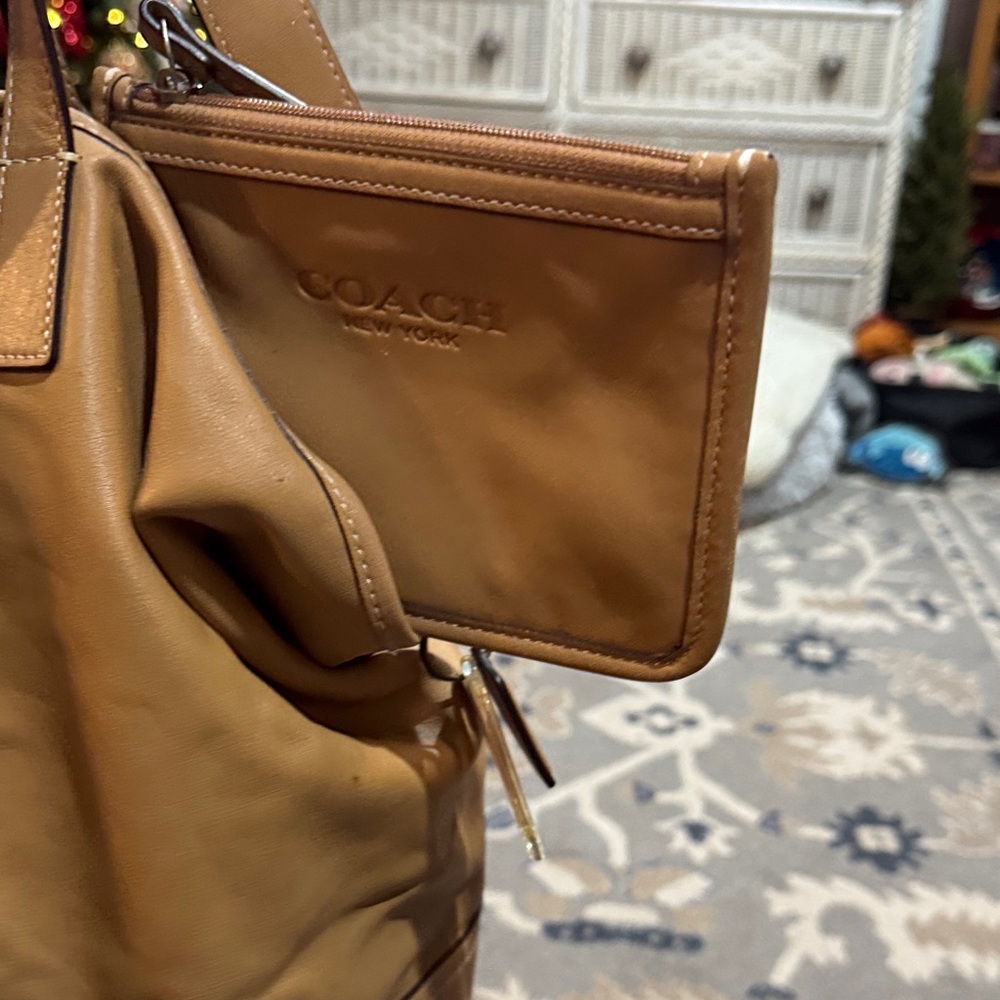 Elegant Tan Leather Tote Bag - Picture 6 of 6